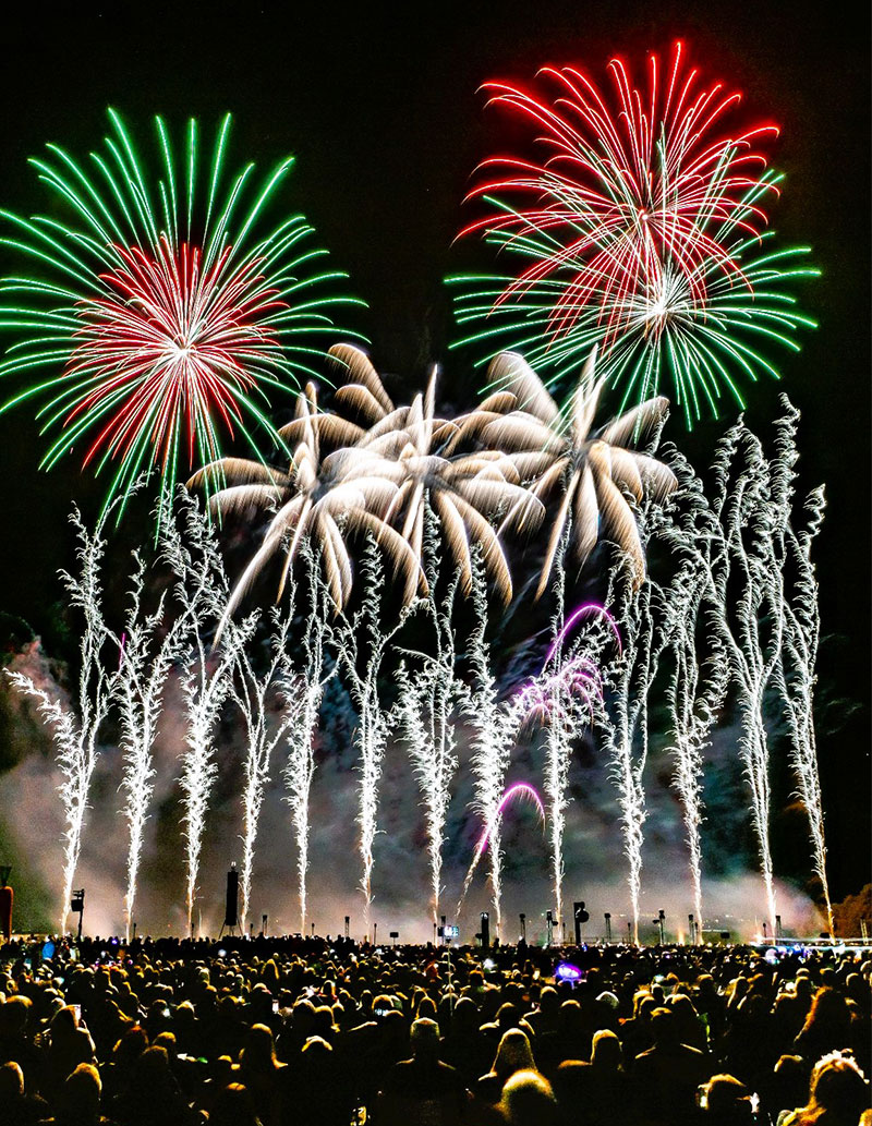 Die Pyrotechniker erschaffen wahre Kunstwerke am Nachthimmel.